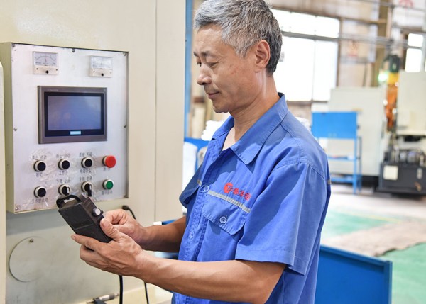 數控機床工人正在進行操作