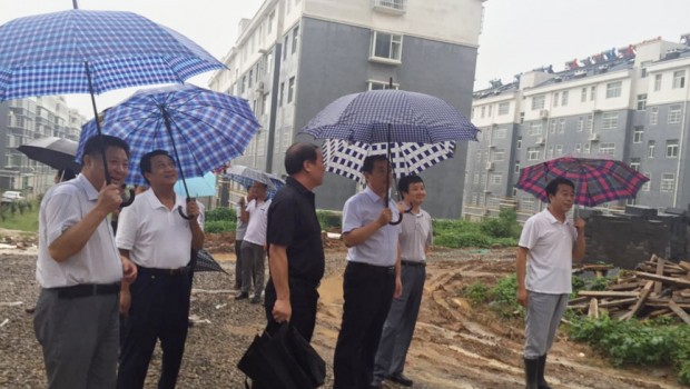 青州市人大常委會黨組書記、副主任楊云生同志在普通安置區(qū)召開現(xiàn)場辦公會
