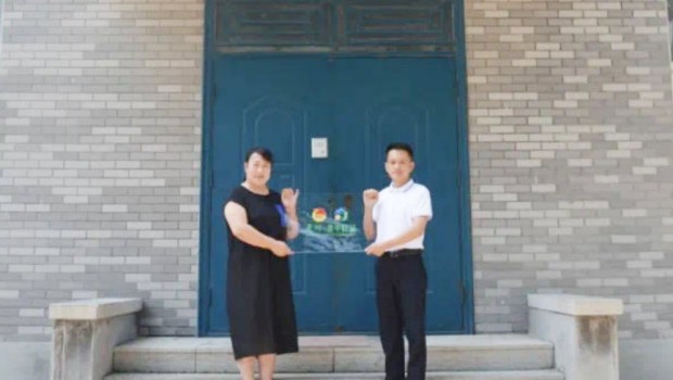共青團(tuán)青州市委書記趙興華到集團(tuán)為青年驛站授牌